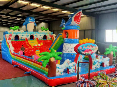 廣場(chǎng)上的歡樂城堡 兒童充氣大滑梯與蹦蹦床氣模玩具的魅力