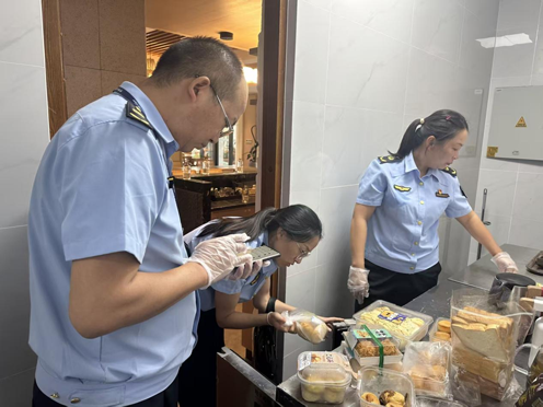 丹桂飄香迎雙節，食安守護正當時——騰沖市市場監督管理局強化餐飲管理